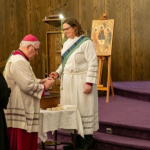 (Winnipeg, MB) Les chefs religieux partagent une boisson de la calebasse à l'Église luthérienne de la Croix. 