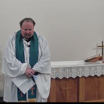 Drayton Valley (AB) : Le rév. Christopher Cook, de l’église anglicane All Saints’, prononce une prière pendant une célébration de la SPUC en soirée. C’était l’un des sept services de prière organisés dans la ville.