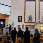 Richmond (C.-B.) : Les participants épinglent à tour de rôle des étoiles à un drap bleu comme signe de leur désir d’unité à la paroisse St. Monica. C’était l’une des activités de la SPUC organisées à Vancouver et dans les environs en 2022.